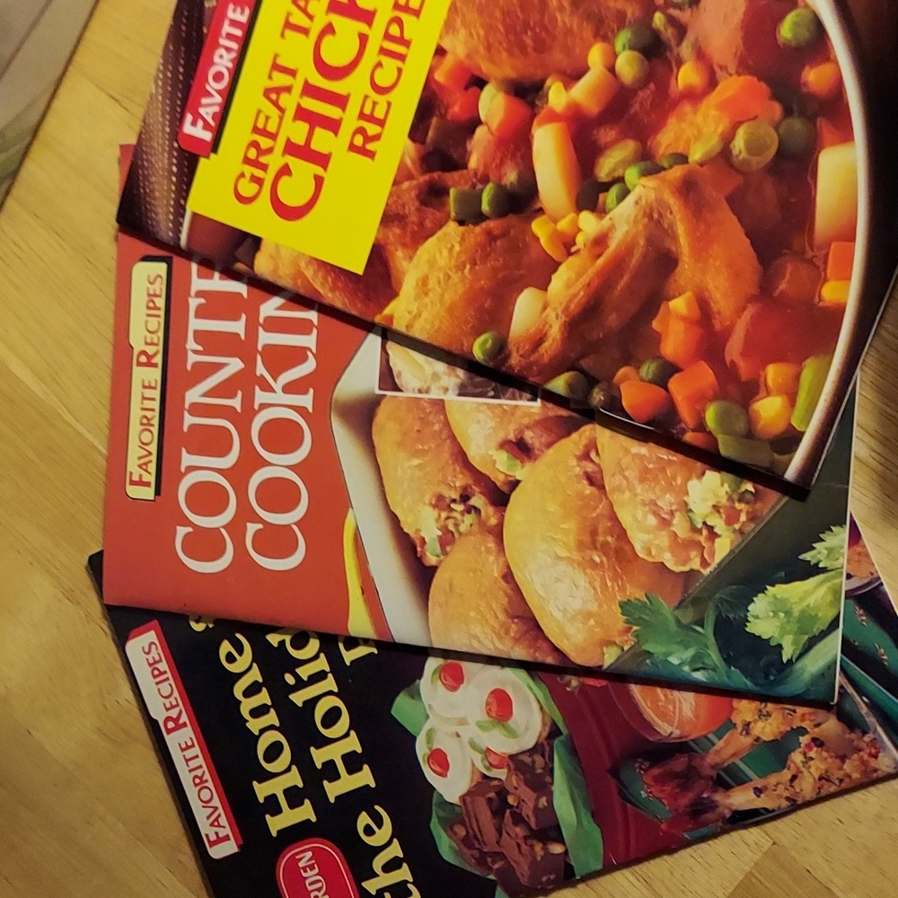 1987 Vintage‎ Favorite Recipes Paperback Cookbooks